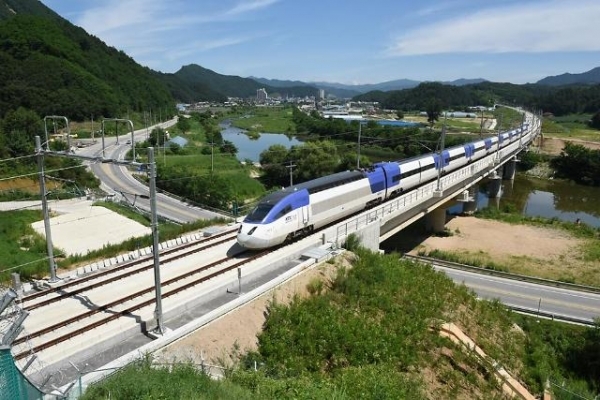 Korean express train KTX. The train runs at a maximum speed of 305 km/h. /KORAIL