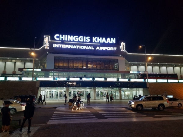 ▲2017년 6월 하순 저녁 늦게 도착한 몽골의 관문, 칭기즈칸 공항의 외관, 칭기즈칸 공항은 울란바토르에 있는 몽골 유일의 국제공항이지만 아직은 한국의 지방 중소도시 버스 터미널 규모로 아담하다. 일본의 지원으로 훨씬 더 큰 규모의 신공항이 조만간 들어설 예정이다.