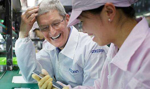 팀 쿡 애플 CEO가 폭스콘 아이폰 생산 라인을 방문한 모습. /사진=폭스콘