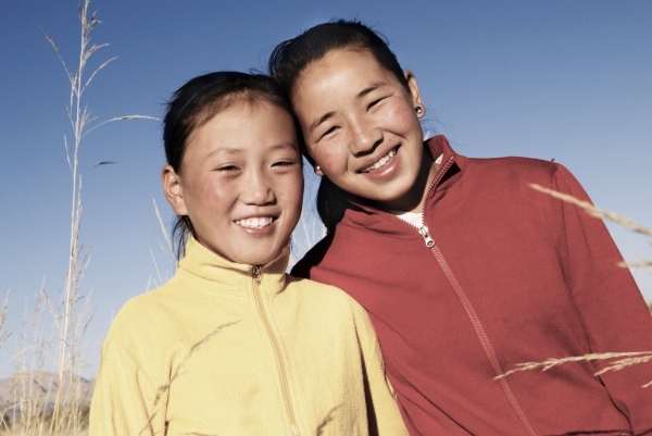 ▲밝게 웃는 몽골인 자매. 70년대 한국 시골의 소녀들이라고 해도 믿을 것이다. 몇 천년, 또는 1~2만년을 거슬러 올라간다면 이 소녀들과 필자가 같은 조상을 가졌을 것이라 추측해본다.