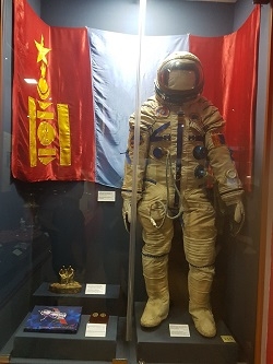 ▲몽골 국립역사박물관에는 최초의 몽골 우주인이 입었던 우주복이 전시돼 있다. 몽골은 1989년 러시아 로켓에 몽골인을 태워 몽골 최초의 우주인을 배출했다. 러시아와 몽골의 친선관계를 상징적으로 보여주는 기념물이다. 한국인 최초의 우주인인 이소연 박사가 러시아 우주선으로 2008년에 처음으로 우주에 가봤으니, 우리보다 19년 빨리 몽골사람이 우주에 먼저 가 본 것이다.