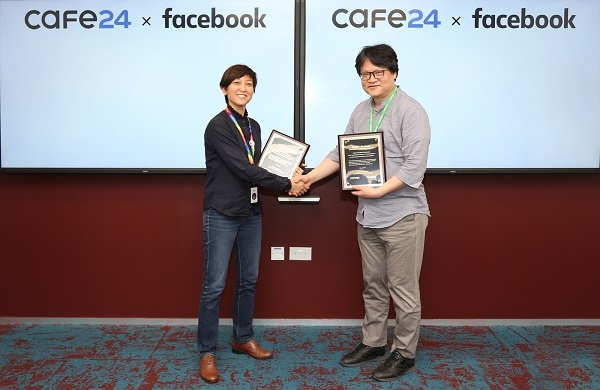 이재석 카페24대표(사진 오른쪽)와 카렌 테오 페이스북 아시아태평양 중소비즈니스 총괄이 협약식을 교환하고 있다. /사진=카페24