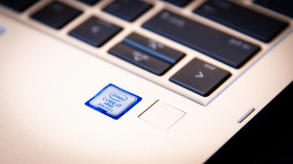 ▲노트북PC 위에 인텔 플랫폼 인증 스티커가 붙여져 있다.