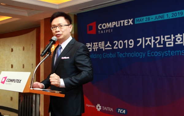 ▲제임스 황(James C. F. Huang) 타이트라 회장이 기자간담회에서 '컴퓨텍스 2019' 행사를 소개하고 있다./타이트라