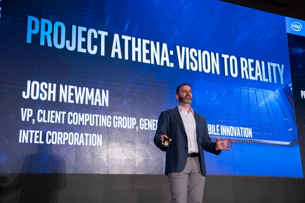 ▲조쉬 뉴먼(Josh Newman) 인텔 클라이언트 컴퓨팅 그룹의 PC 혁신 부문 부사장 겸 총괄 매니저가 '프로젝트 안테나'를 설명하고 있다./인텔