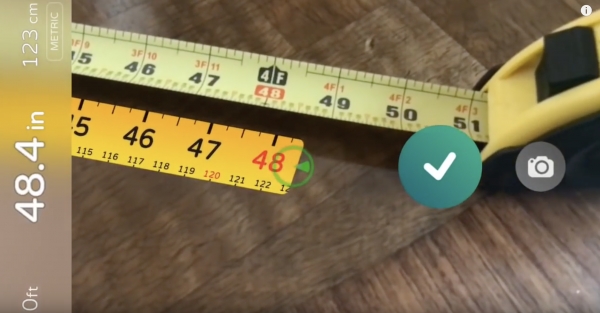 AR 앱을 이용해 현실의 길이는 측정하는 모습. /사진=laanlabs