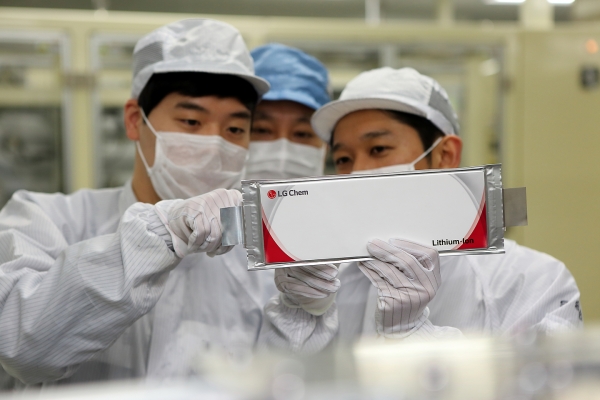 LG화학 충북 오창공장에서 임직원들이 전기차 배터리를 점검하고 있는 모습. /사진=LG화학