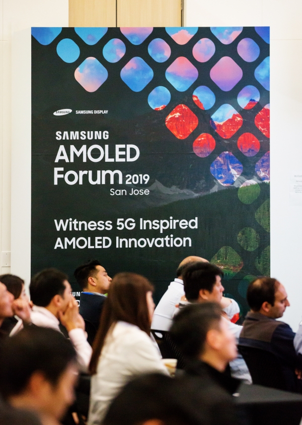 삼성디스플레이가 개최한 'AMOLED 포럼'에서 참석자들이 강연을 듣고 있다. /사진=삼성디스플레이