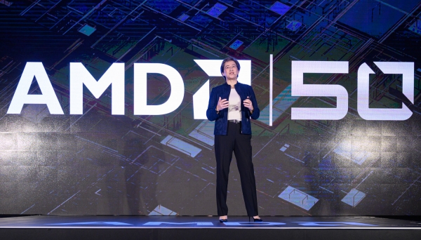 리사 수 AMD 회장 겸 최고경영자(CEO)가 '컴퓨텍스 2019'에서 기조연설을 하고 있다./AMD