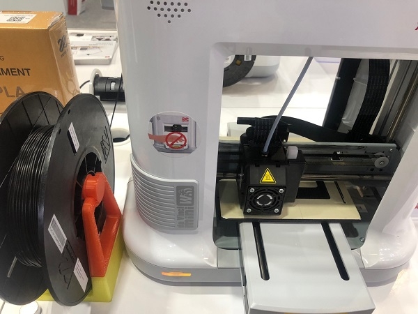필라멘트 롤을 장착한 3D 프린터가 제품을 인쇄하는 모습. /사진=안석현 기자