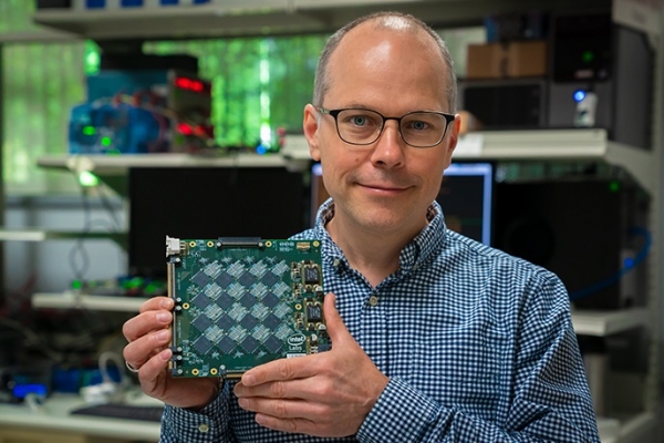 리치 울리 인텔 랩 매니징 디렉터가 8~32개 인텔 로이히 뉴로모픽 칩으로 구성되는 인텔 나후쿠 보드를 들고 있다./인텔