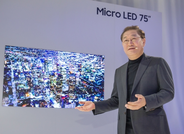 한종희 삼성전자 VD사업부 사장이 마이크로 LED TV를 소개하고 있다. 이 75인치 TV 위에는 약 2500만개의 마이크로 LED칩이 올라간다. /사진=삼성전자