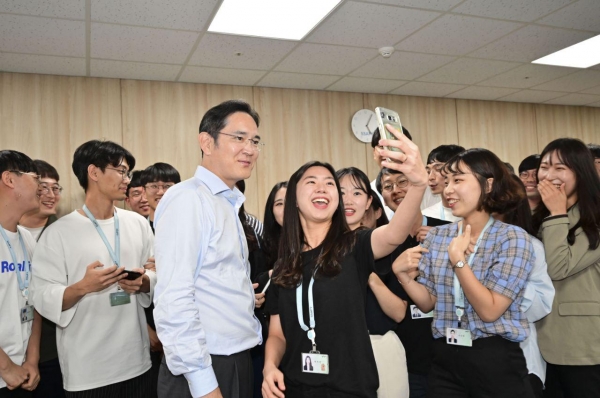 이재용 삼성전자 부회장이 20일 삼성 청년 소프트웨어 아카데미(SSAFY)   광주 교육센터를 방문해 소프트웨어 교육을 참관하고 교육생들을 격려했다