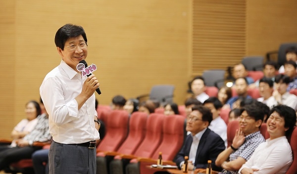 이동훈 삼성디스플레이 대표가 임직원들의 질문에 답하고 있다. /사진=삼성디스플레이
