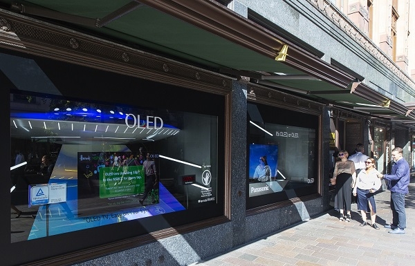 OLED TV가 전시된 영국 런던 해롯백화점 1층 쇼윈도. /사진=LG디스플레이