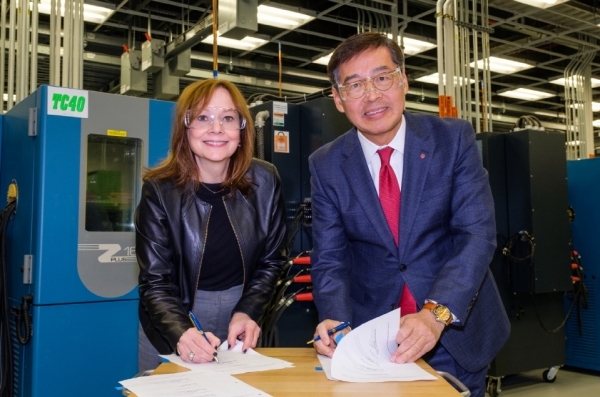 메리 바라 GM CEO(사진 왼쪽)와 신학철 LG화학 부회장이 합작사 설립 계약을 체결하고 있다. /사진=LG화학
