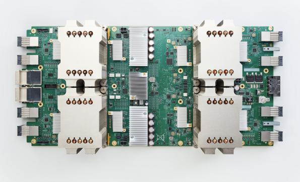 구글의 ASIC 기반 AI 칩 'TPU'가 내장된 AI 가속기 카드./구글