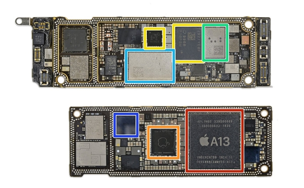 아이폰11에 담긴 PCB들. 반도체를 덮고 있는 은색 판처럼 보이는 게 EMI 쉴드캡이다./iFixit