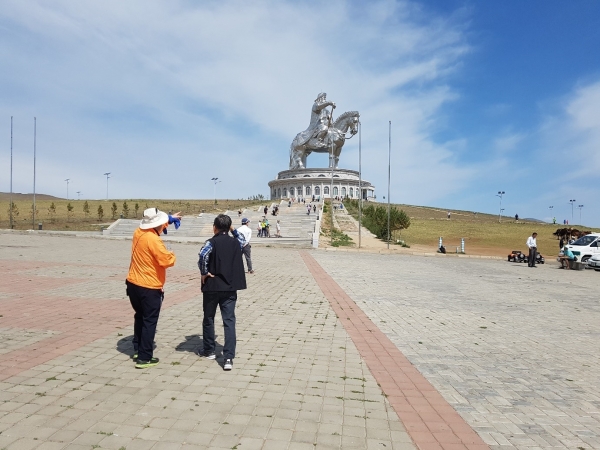 멀리서 바라본 칭기즈칸 마동상, 높이 40m, 2010년 250톤의 스테인리스로 만들어졌다. 인구 300만의 넉넉하지 않은 몽골에서 이 정도 동상을 만들려면 국가적인 사업이었을 것이다.