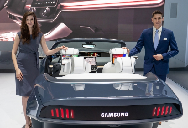 삼성전자 모델들이 개인에게 최적화된 환경과 인포테인먼트 시스템을 제공하는 차량용 ‘디지털 콕핏 2020’를 시연하고 있다./삼성전자