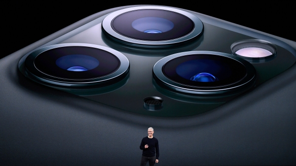 지난해 애플 신제품 이벤트에서 팀 쿡 CEO가 아이폰11 시리즈를 소개하고 있다. /사진=애플