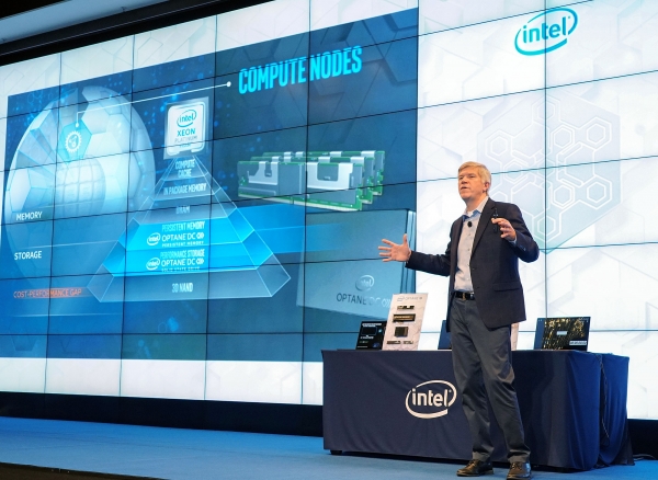 롭 크룩(Rob Crooke) 인텔 수석 부사장 겸 비휘발성 메모리 솔루션 그룹 총괄이 '인텔 메모리&스토리지 데이 2019'에서 기조연설을 하고 있다./인텔