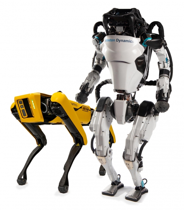 보스턴 다이내믹스가 개발한 4족 보행 운송용 로봇 '스폿(왼쪽)'과 2족 직립 보행 로봇 ‘아틀라스’
