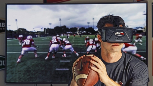 VR 기기를 이용해 NFL 경기를 시청하는 모습. /사진=STRIVR