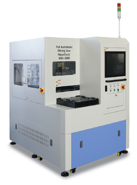 네온테크의 다이싱쏘 장비. /사진=네온테크