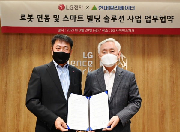 LG전자와 현대엘리베이터는 20일 서울 강서구 마곡동에 위치한 LG사이언스파크에서 업무협약식을 열었다. 권순황 LG전자 BS사업본부장(사장), 송승봉 현대엘리베이터 대표(사진 왼쪽부터)./사진=LG전자