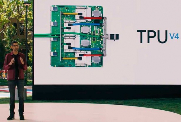 순다르 피차이 구글 대표가 '구글 I/O 2021' 행사에서 TPU 버전4를 공개했다/자료=구글
