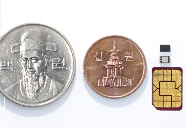 사진은 PUF-eSIM(오른쪽 위에서 첫번째와 두번째 칩)과 일반 Nano-USIM, 동전의 크기를 비교한 모습.