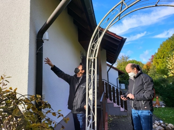 ▲테크메이커(Techmaker)의 엔지니어들이 독일 바이에른 주 뉘른베르크 도시에 위치한 홈오피스 건물에 자체 개발한 ‘실내 5G 중계기’를 설치하고 있다.