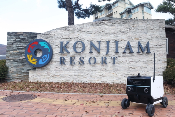 ▲경기도 광주시 곤지암리조트에서 자율주행 기능이 탑재된 인공지능 로봇이 실내외 공간을 자유롭게 돌아다니며 각종 시설물이 제대로 작동하는지 점검하고 있다.