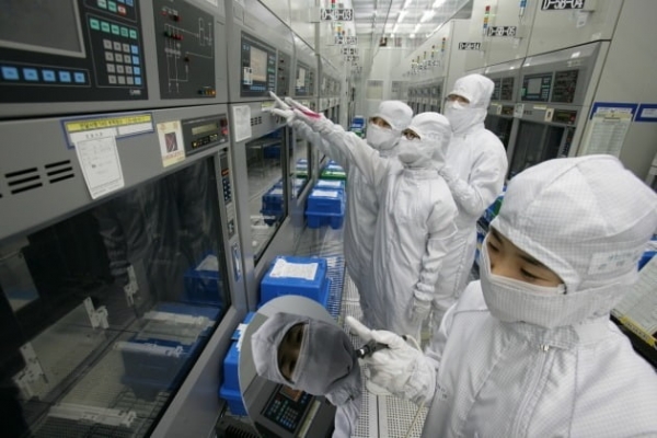 매그나칩 경북 구미공장 직원들이 아날로그 반도체 생산 재료와 장비를 점검하고 있다. /사진=매그나칩 제공