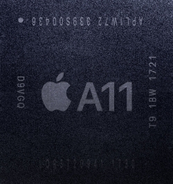 애플 아이폰X에 탑재된 'A11 바이오닉' 칩. /사진=애플