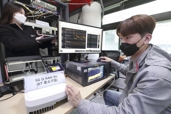 ▲서울 KT 융합기술원에 구축된 Open RAN 테스트베드에서 KT 연구원과 후지쯔 연구원이 멀티벤더 연동 시험을 진행하는 모습.