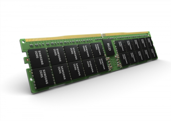 삼성전자가 개발한 512GB DDR5 모듈. HKMG 공정이 적용됐다. /사진=삼성전자
