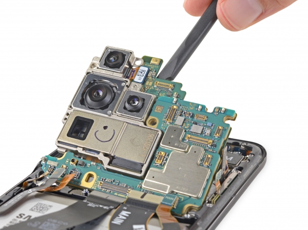 갤럭시S21의 HDI. HDI는 스마트폰 내부 부품들이 올라가는 PCB다. /사진=아이픽스잇
