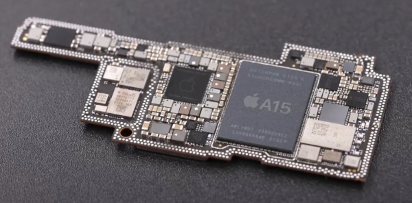 애플 A15 칩이 아이폰 보드 위에 실장된 모습. 애플 AP는 TSMC의 FO-WLP 기술인 InFO로 패키지된다. /사진=애플