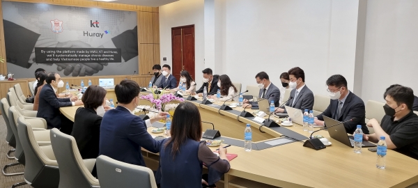 ▲KT와 베트남 하노이의대 관계자들이 베트남 하노이의대에서 만성질환 관리 서비스와 향후 공동 연구에 대한 협의를 하고 있다.