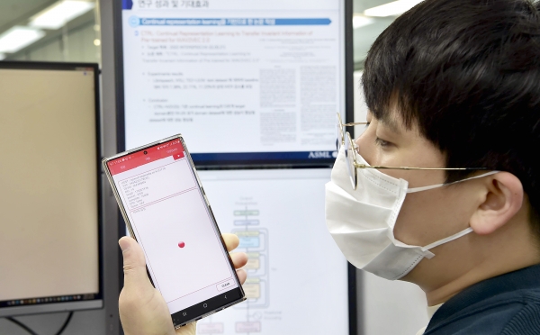 ▲서울 서초구의 KT 융합기술원에서 연구원들이 AI원팀에서 개발한 AI 기술을 살펴보고 있다.