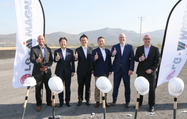 ▲현지시간 19일 멕시코 라모스 아리즈페에서 LG마그나 전기차 부품 생산공장 착공식을 가졌다. 사진 왼쪽 두 번째부터 LG마그나 정원석 대표, LG전자 은석현 VS사업본부장, LG전자 조주완 CEO, 마그나 파워트레인 톰 럭커(Tom Rucker) 대표, GM(General Motors) 제프 모리슨(Jeff Morrison) 부사장.