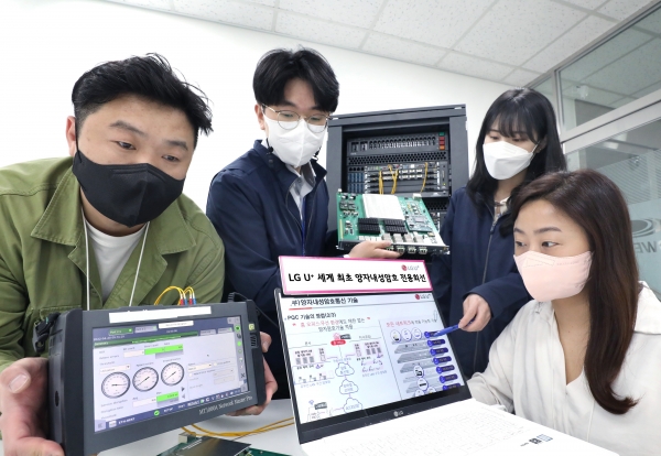 ▲사진은 LG유플러스 직원들이 양자내성암호 기술이 적용된 광전송장비를 점검하고 있는 모습.