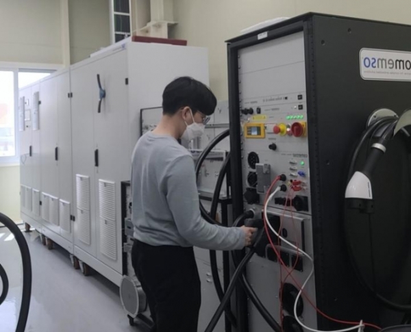 KTL 직원이 전기차 충전기 시험을 위해 장비 세팅을 하고있다. /사진=KTL