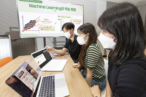 ▲사진은 본선에 참여한 상명대 학생들이 AI 프로젝트를 수행하고 있는 모습.