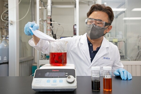 한국에너지기술연구원 연구진이 질소산화물 흡수액을 제조하고 있다./사진=한국에너지기술연구원