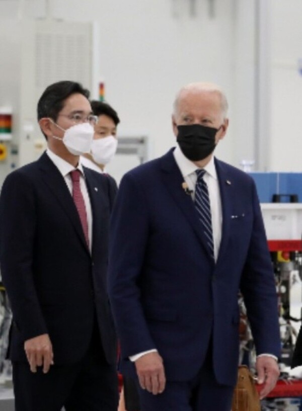 ▲조 바이든 미국 대통령이 지난 5월 20일 방한했을 당시 이재용 삼성전자 부회장(왼쪽)과 평택 반도체 공장을 둘러보는 모습.