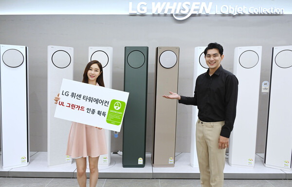 ▲모델들이 LG 휘센 타워 에어컨을 소개하고 있다.