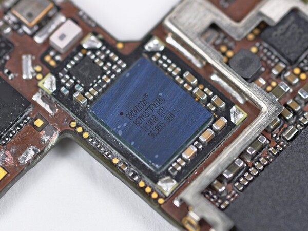 통신칩 주변의 수동소자들은 SiP로 묶으면 전기적 특성이 더 좋아진다. 사진은 갤럭시S 시리즈의 내부. /사진=아이픽스잇